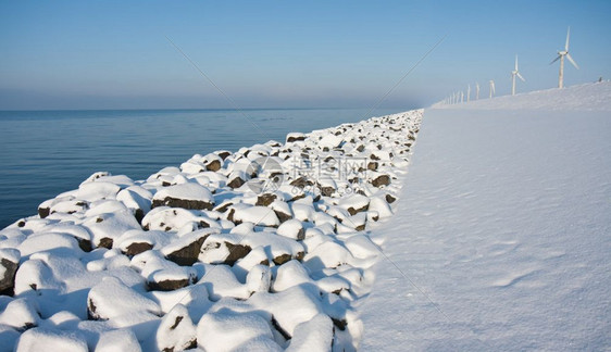 沿着无休止的海岸沿着无尽的阴原处女积雪图片