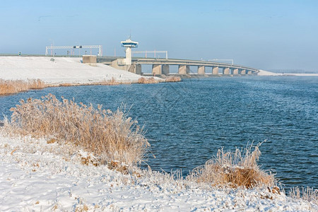 荷兰冬季风景雪和大混凝土桥图片