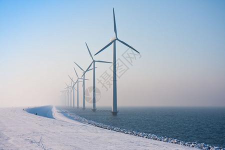 荷兰长排风车在冬季烟雾中消失图片