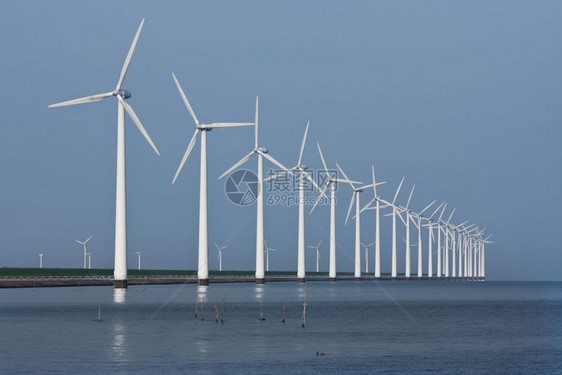长的风车轮在荷兰海中照图片