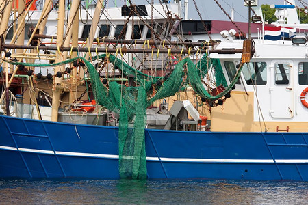 荷兰乌尔克港的渔船切割机图片