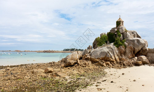 法国布列塔尼海岸岩石上有个小礼拜堂图片