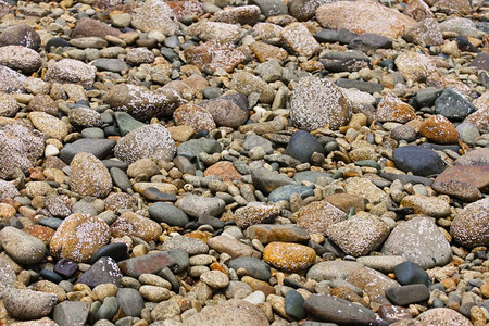 海滩上许多彩色石子图片