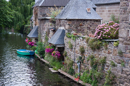 具有历史意义的城市Pontrieuxbretagnefrance的运河和城墙图片