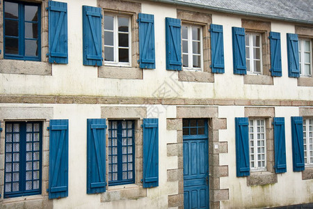 法兰西蓝色百叶窗的布列顿传统房屋图片