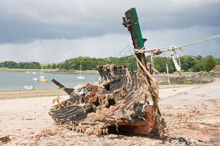 法国布雷塔涅海岸被干潮覆盖的燃烧沉船残骸图片