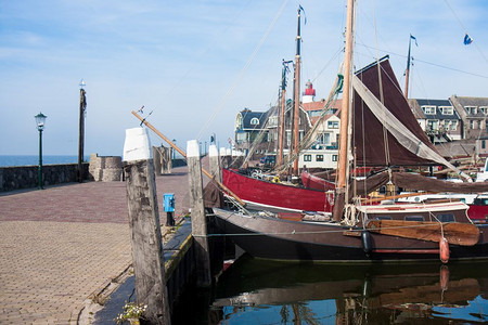 荷兰乌尔克港历史悠久的木制渔船图片