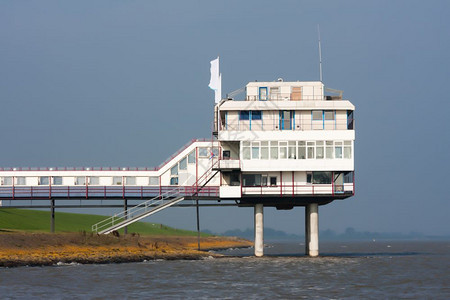 荷兰旅馆有堆积地海上高处的荷兰旅馆图片