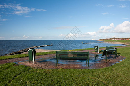 荷兰海岸一带有长凳的排污区图片
