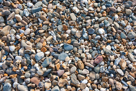 海滩上有很多彩色的石子图片