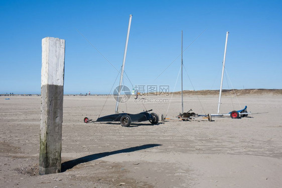 在荷兰IJmuiden附近海滩的荷兰沙帆车图片