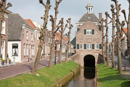 荷兰城市Nieuwpoort老旧的市政厅在一个频道上建造图片