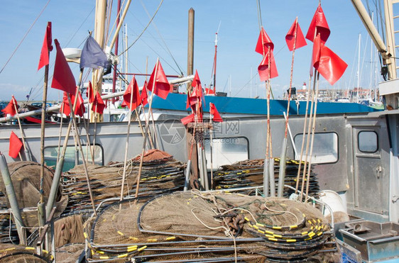 荷兰渔村乌尔克港的船和网图片