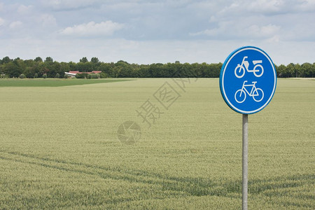 自行车标志农村地貌的自行车和脚踏交通标志背景