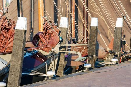 荷兰乌尔克港的古老历史帆船图片