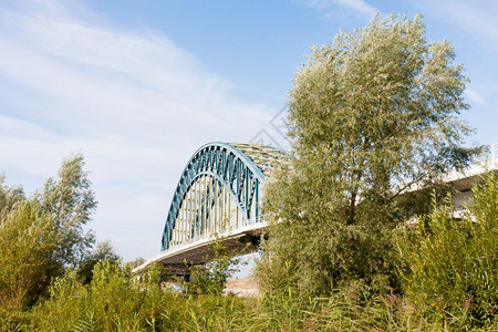 跨越荷兰IJssel河的旧铁桥图片