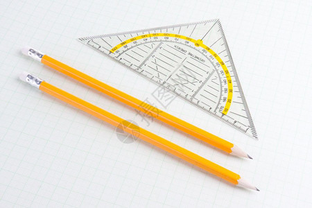 平面纸上的数学标尺和铅笔图片