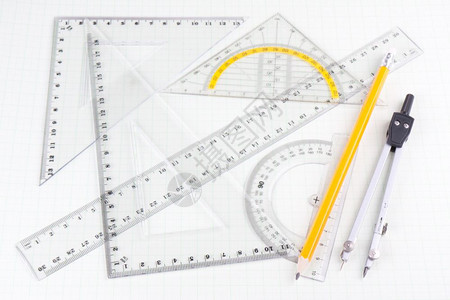 平纸上的一套数学教工具图片