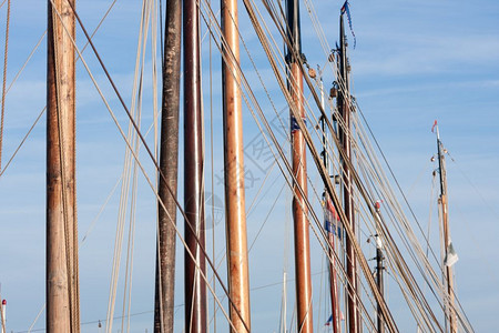 旧木制帆船的护堤和甲图片