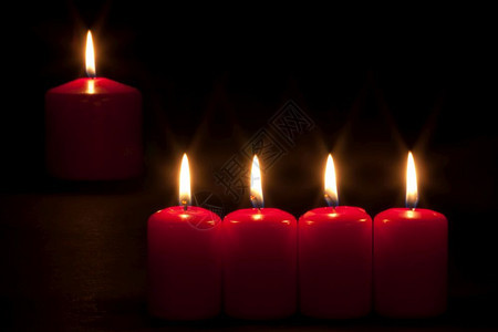 在黑暗中燃烧的红色蜡烛图片