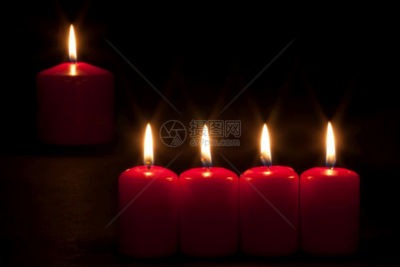 在黑暗中燃烧的红色蜡烛图片