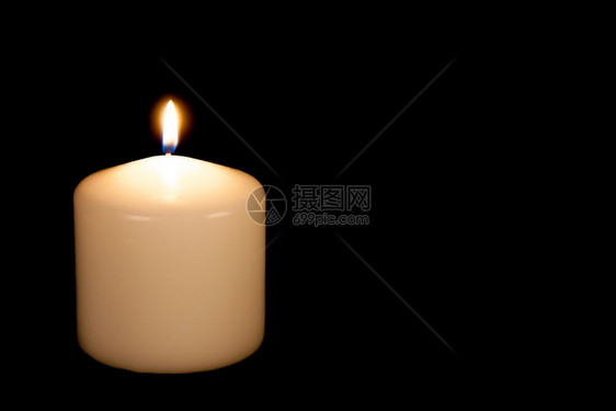 黑色背景上的白蜡烛有文本复制空间图片