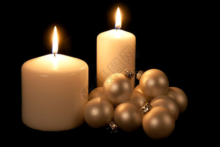 装饰画框两根白蜡烛和圣诞球背景