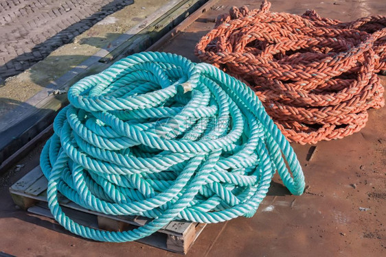 两根尼龙绳子在港口的一艘船上图片