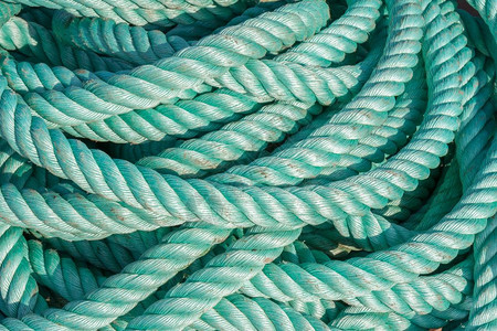 尼龙绳子在港口的一艘船上图片
