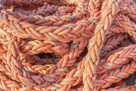 尼龙绳子在港口的一艘船上图片