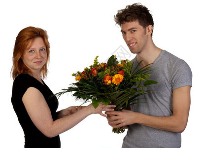 年轻男人给他的女朋友一束花图片