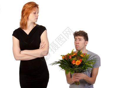年轻男孩给他生气的女朋友送一束鲜花图片