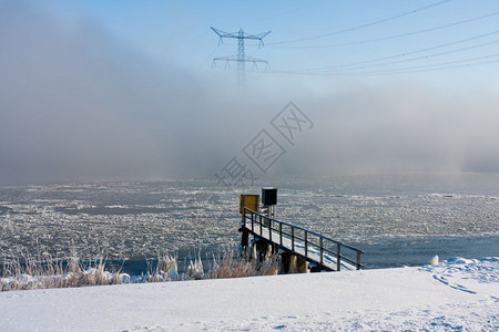 荷兰冰冻湖泊上方的冬季烟雾图片