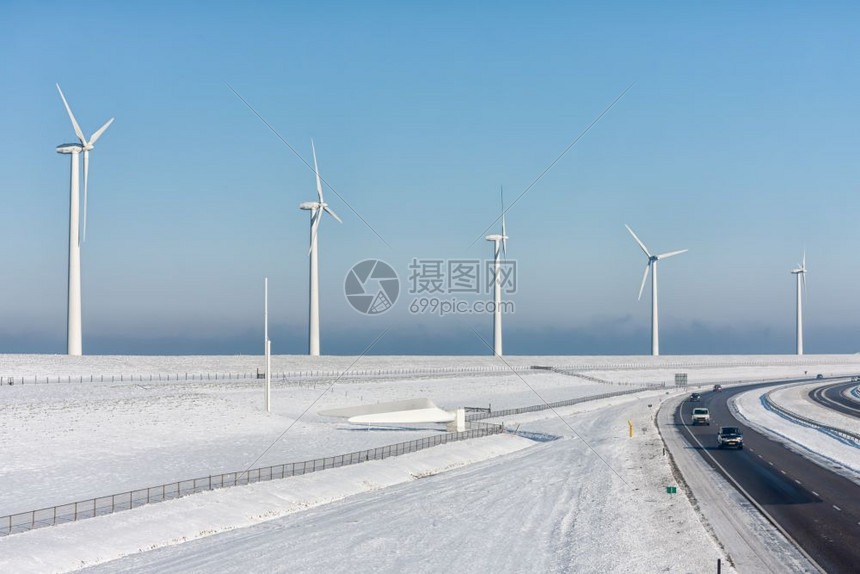 荷兰冬季风景与力涡轮机沿车蓝天空的高速公路图片