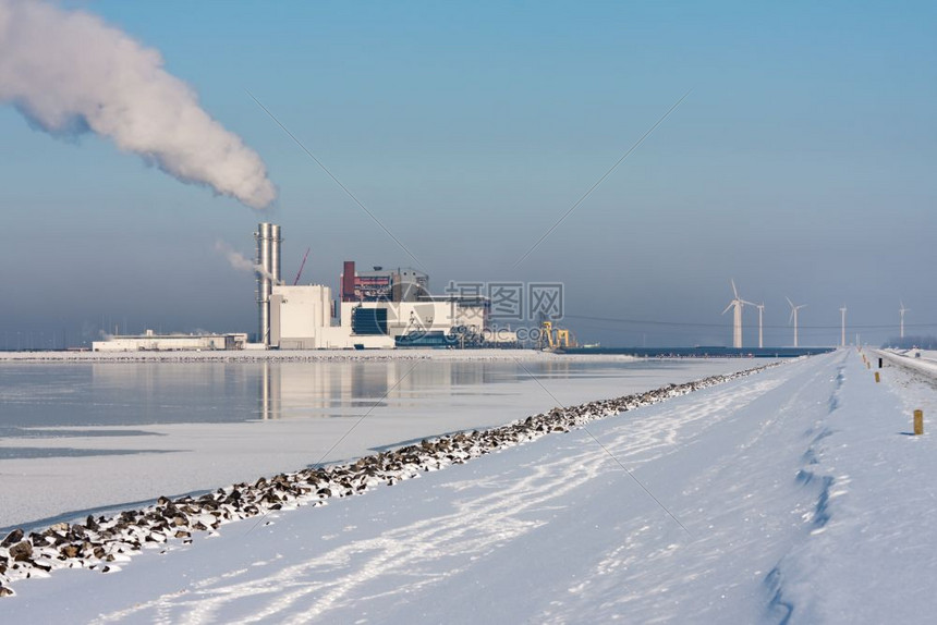 荷兰冬季风景发电站图片