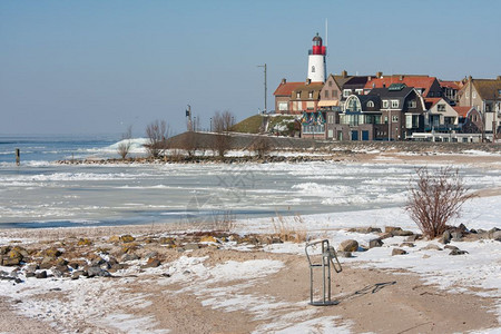 冬季荷兰灯塔在冰冻海附近图片