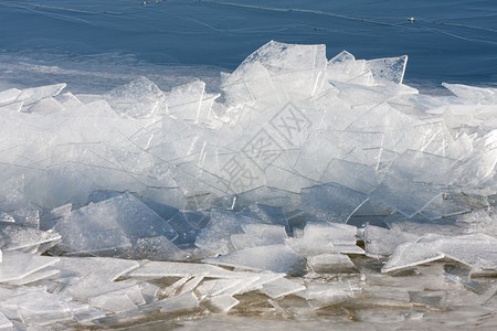 冰河面堆叠的冻海图片
