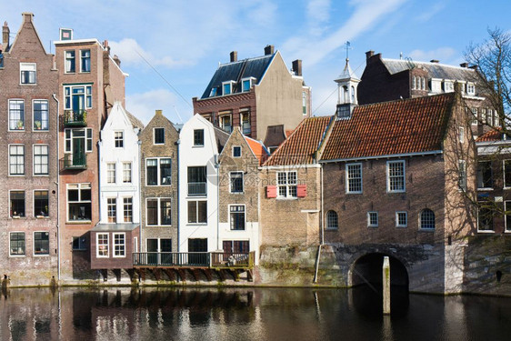 荷兰鹿特丹地区德尔夫沙文的一条河边的城市风景图片