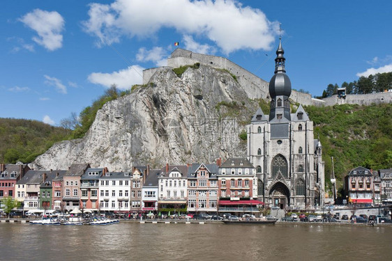 比利时Meuse河迪南特市风景图片