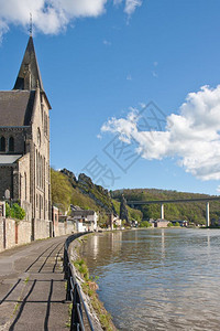 比利时迪南特Meuse河沿岸人行道图片