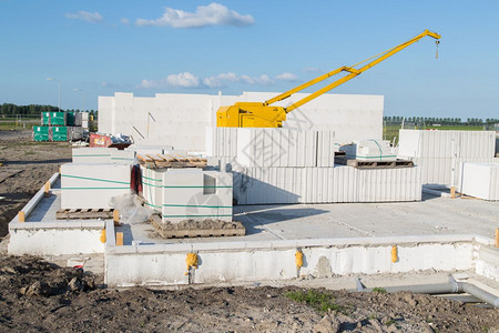 在建筑工地用砂石砖建造家庭房屋图片