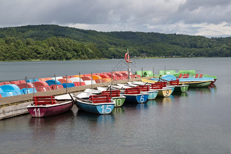 在德国湖租赁的多彩划艇和小屋图片