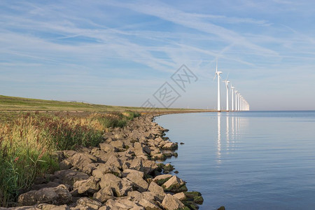 乌尔克附近荷兰海岸沿线风力涡轮机图片