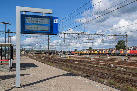 在Amersfoort荷兰火车站的离境时间通知板图片