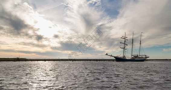 荷兰乌鲁克港日落和帆船图片