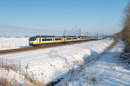 公园Oostvaarderersplasssen的荷兰冬季风景火车通过缓慢公园的荷兰冬季风景图片