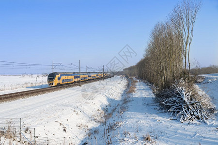 荷兰冬季寒雪风景列车图片