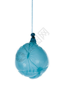 一根绳上的淡蓝色气球在白上隔开图片
