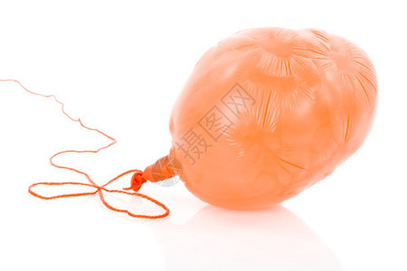 绳索上淡化的橙色气球在白背景上隔开背景图片