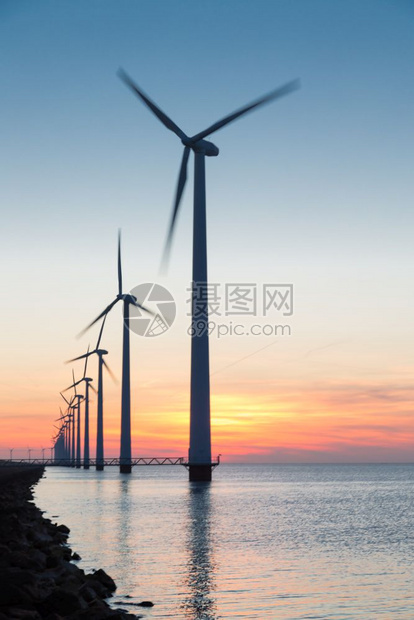 日落美丽时的荷兰离岸风力涡轮机图片